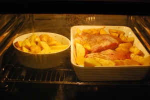 Lammschulter Wellington und Ofenkartoffeln im Backofen